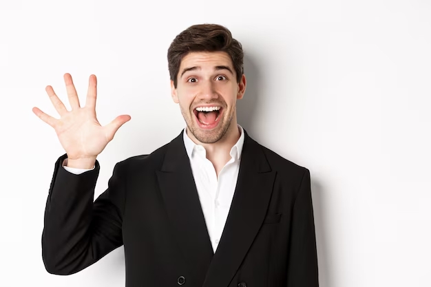 cerca-guapo-empresario-traje-negro-sonriendo_1258-27690.jpg