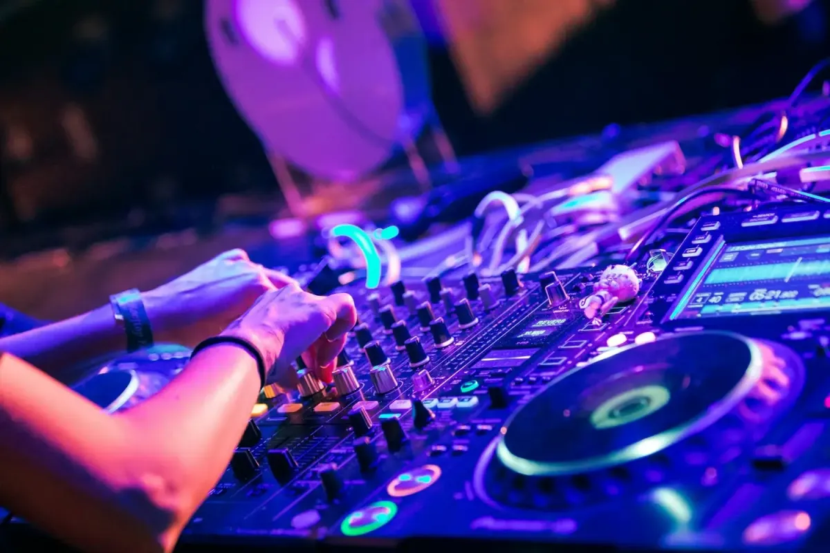 Las-mejores-mesas-de-mezclas-para-DJ liderazgo situacional en ventas